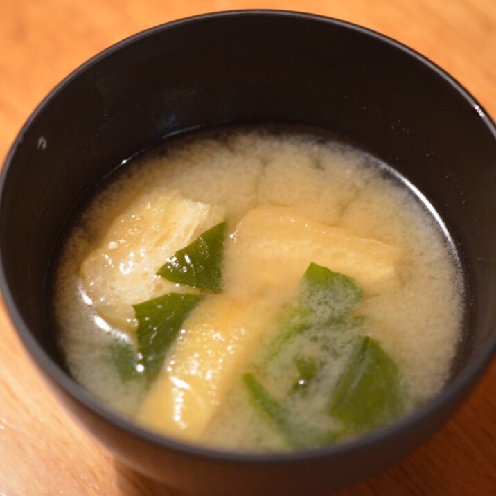 栄養満点！小松菜と油揚げの味噌汁